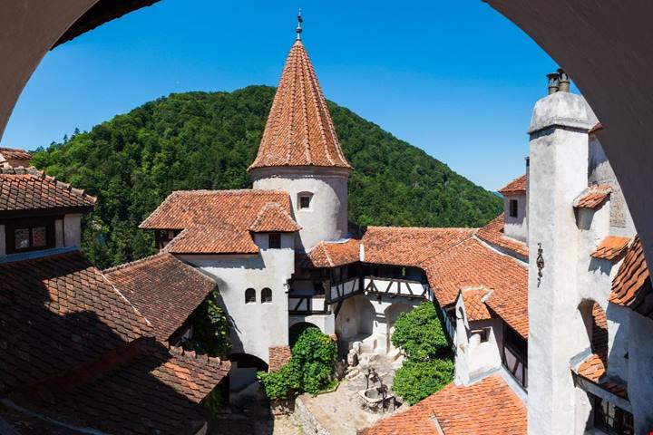 Ha più di 700 anni e mette ancora i brividi: il castello di Dracula, il regno dell'horror in Transilvania