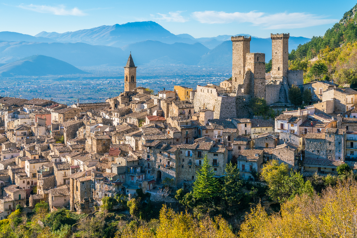 3 borghi perfetti da cui partire per le migliori passeggiate d'autunno in Abruzzo tra boschi e foliage