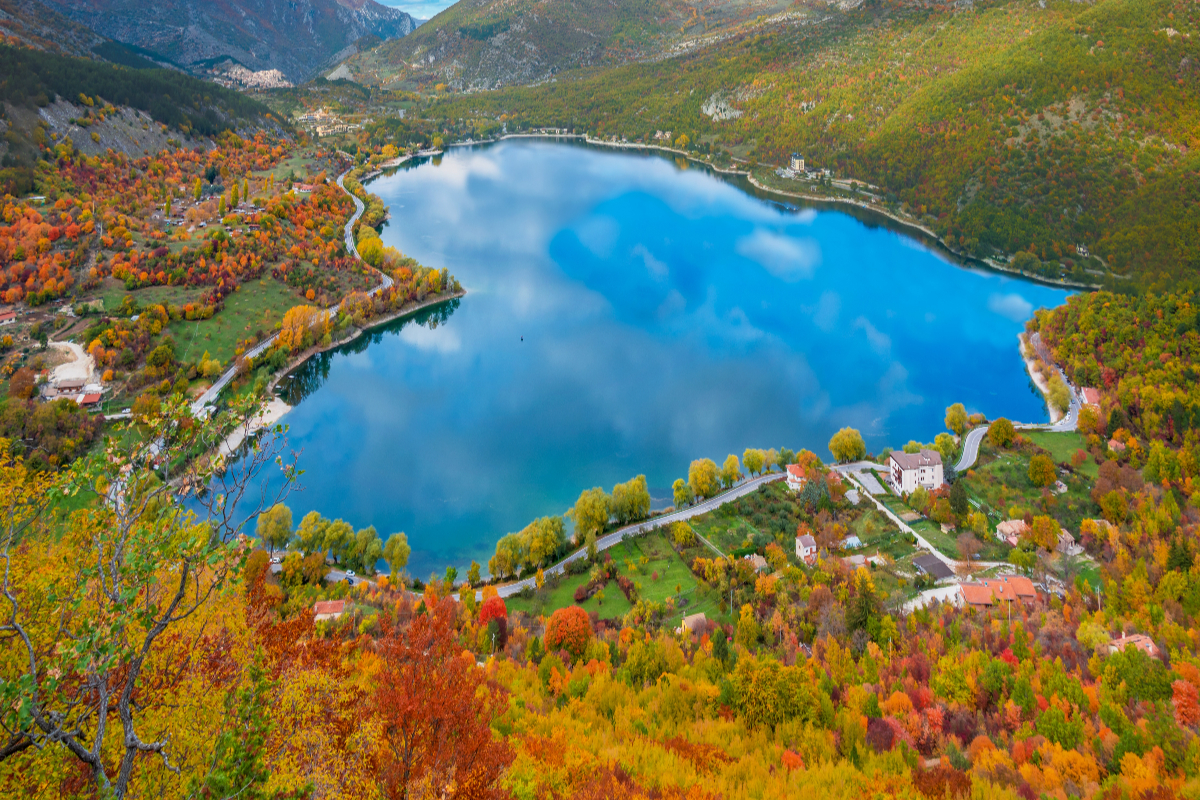 3 borghi perfetti da cui partire per le migliori passeggiate d'autunno in Abruzzo tra boschi e foliage