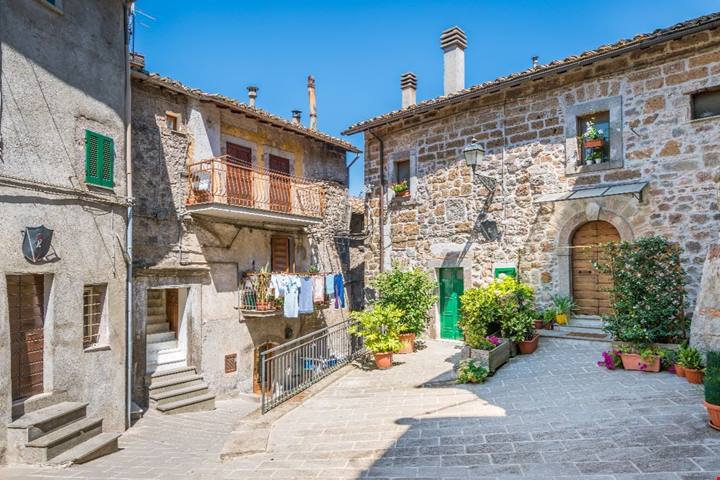 Questo piccolo borgo italiano dominato da un antico castello in autunno è più bello che mai