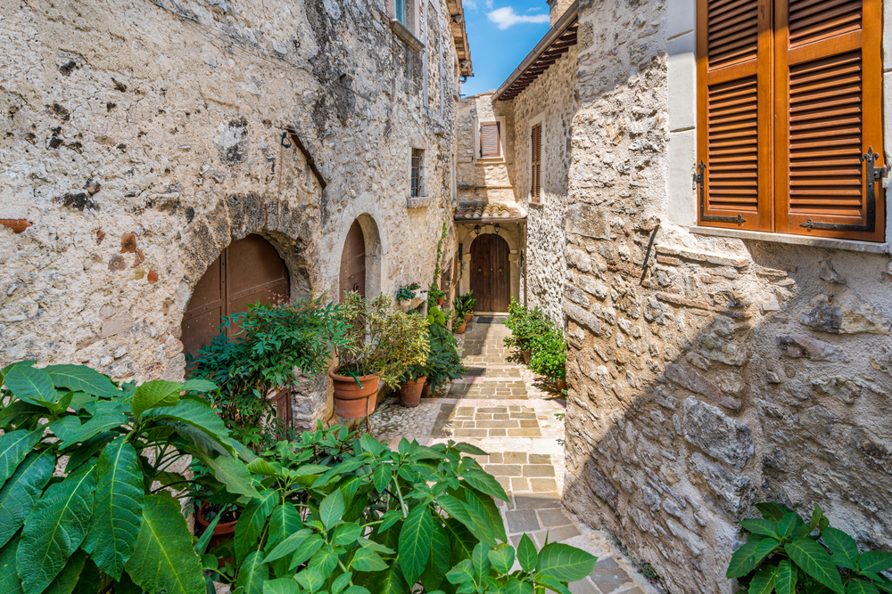 Puoi entrare solo da un'antica porta: in questo borgo magico dell'Umbria il Medioevo non è mai finito