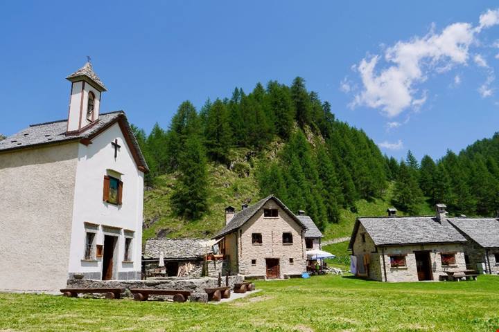 Questo villaggio alpino del Piemonte è così bello da sembrare finto: ci arrivi solo a piedi e il foliage è stupendo
