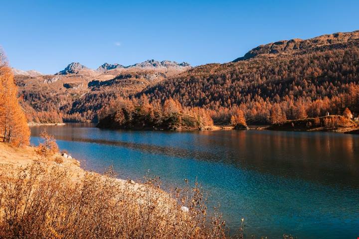 Questo villaggio alpino del Piemonte è così bello da sembrare finto: ci arrivi solo a piedi e il foliage è stupendo