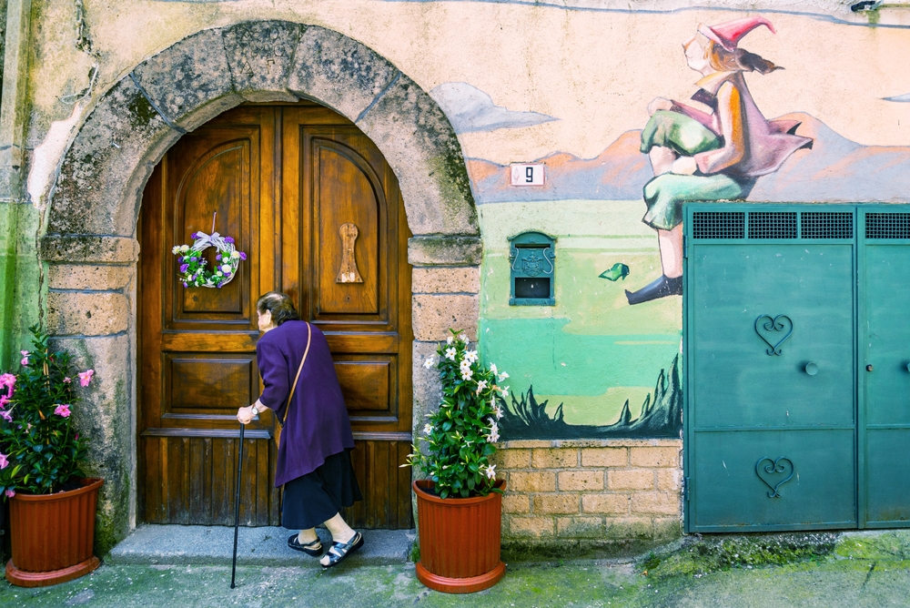 Rischiava di sparire e oggi è il più artistico d'Italia: il borgo dei 40 murales salvato dall'arte