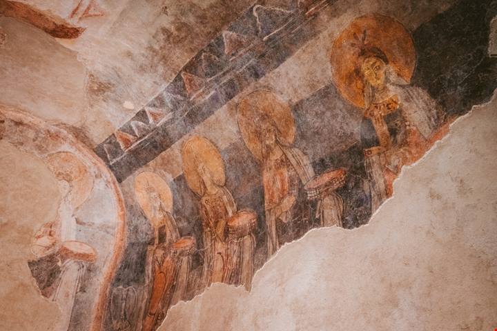 Una cripta misteriosa e un'antichissima città-abbazia: in Molise ci sono dei gioielli segreti che in pochi hanno visto
