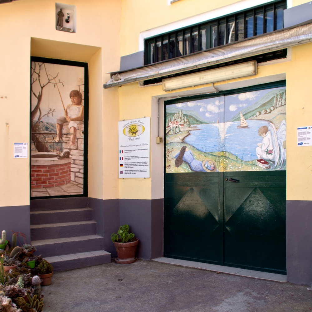 Hai mai visto un paese con 167 porte dipinte? Succede nel borgo delle cose dimenticate in Liguria