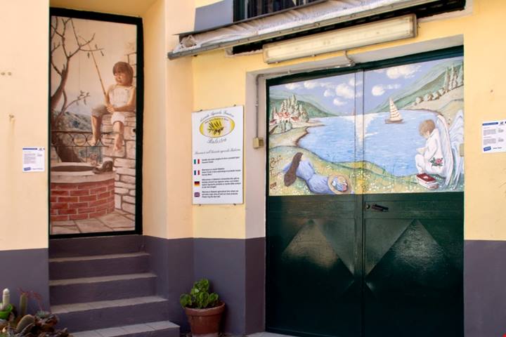 Hai mai visto un paese con 167 porte dipinte? Succede nel borgo delle cose dimenticate in Liguria