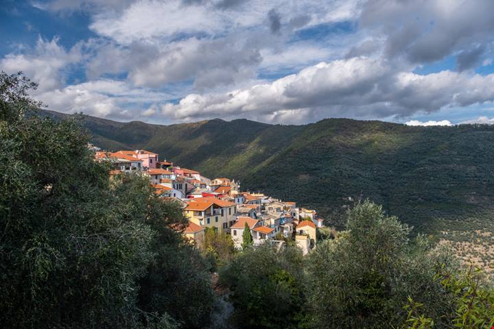 Hai mai visto un paese con 167 porte dipinte? Succede nel borgo delle cose dimenticate in Liguria