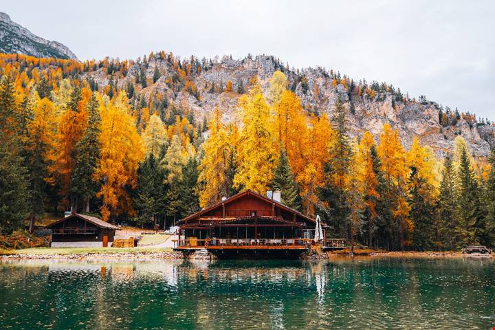 A un'ora dal lago di Braies ho scoperto un lago smeraldo: è il vero posto segreto delle Dolomiti