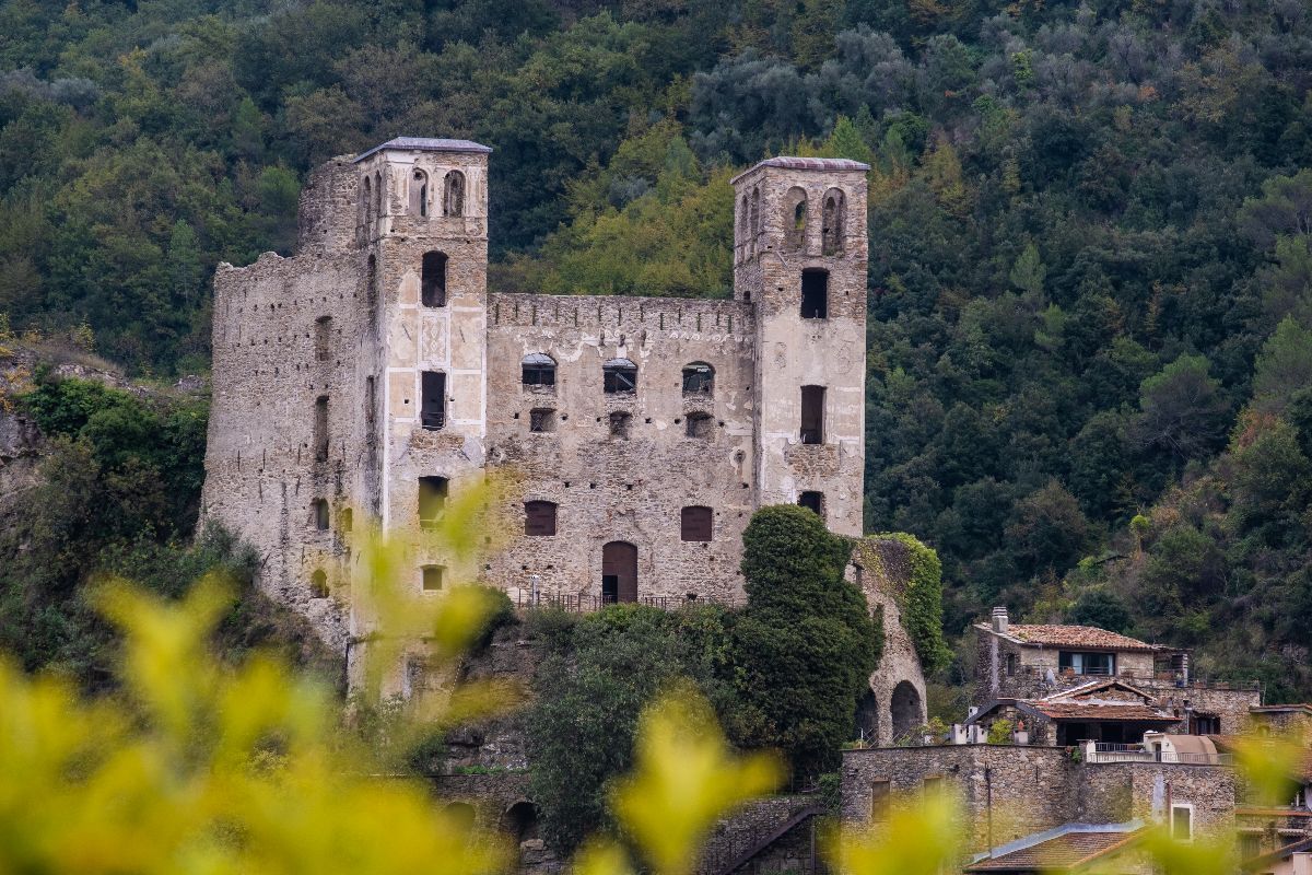 In Liguria c'è un borgo che ha conquistato persino Monet: scoprilo dal romantico ponte ai carrugi