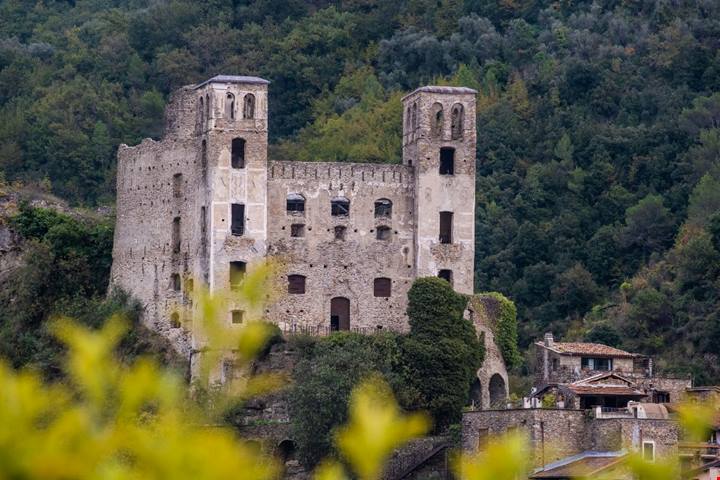 In Liguria c'è un borgo che ha conquistato persino Monet: scoprilo dal romantico ponte ai carrugi