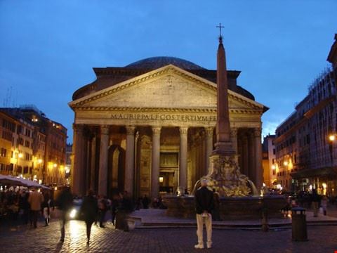 Guide di Roma e Vaticano - Tour: FONTANA DI TREVI - PANTHEON - PIAZZA NAVONA.

La Guida inizia il tour con Fontana di Trevi (visita.

Proseguiamo la nostra passeggiata nel centro della Politica Italiana, Palazzo Chigi, sede del Governo d'Italia.

Montecitorio è la Camera dei Deputati, Palazzo Madama, sede del Senato formano il Parlamento della Repubblica Italiana.

Visiteremo l'interno del Pantheon, eretto  dall'Imperatore Adriano nel II° secolo D.C. e ammireremo la sua Cupola aperta che è ancora oggi la più ampia del mondo.

A Piazza Navona, sorta sull'antico Stadio dell'Imperatore Domiziano, concluderemo la nostra visita con la famosa Fontana dei 4 fiumi, capolavoro del Bernini.

Vedi Dettagli: http://www.guideroma.eu/Italian/tour.asp?idTour=1&idCatTour=1 - Antonino Sarrocco - Antonino Sarrocco