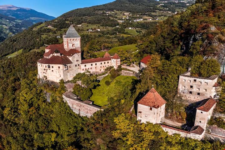 Borghi murati, monti e foliage: 10 cammini dell'autunno in Italia