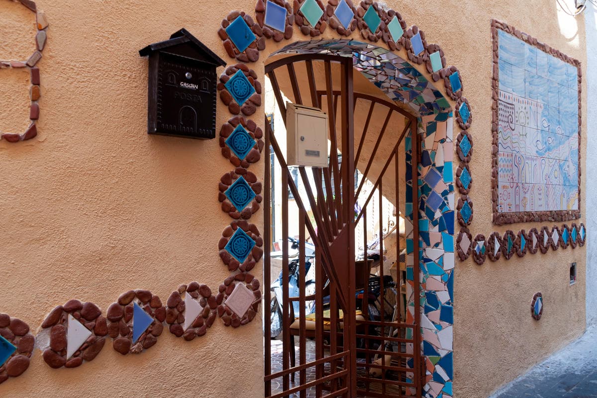In Sicilia c'è una piccola Marrakech: questa città sul mare ha una kasbah in piena regola