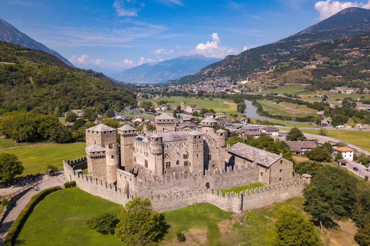 castello-di-fenis_1336632335