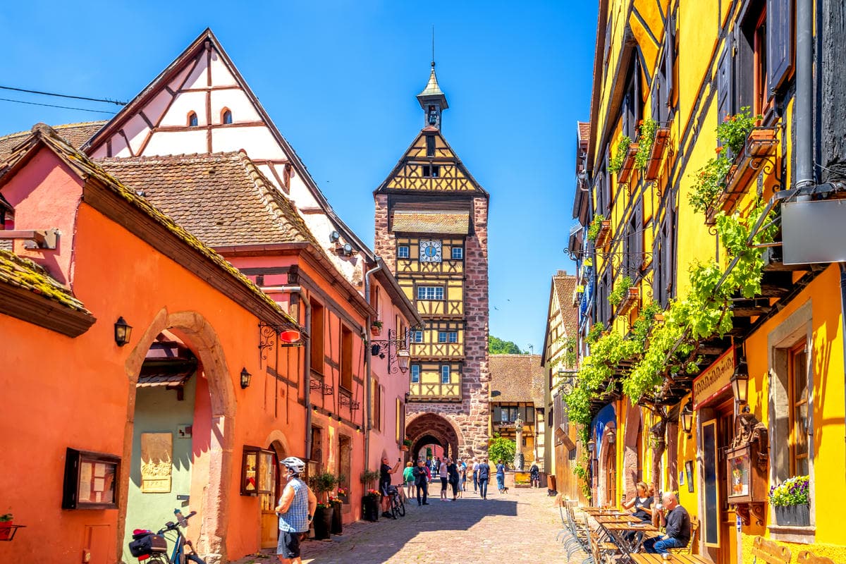 È il villaggio Disney che esiste davvero: questo borgo incantato d'Europa in autunno è magico