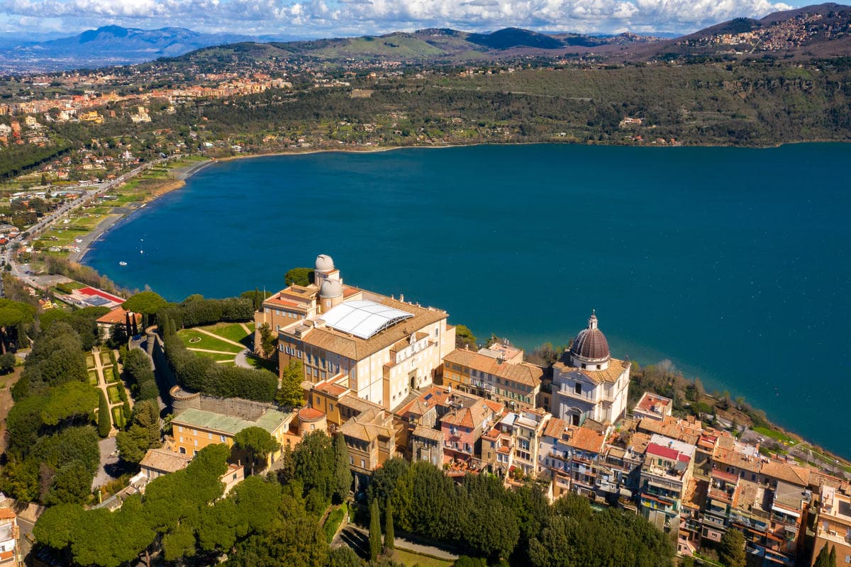 Sembra l'Umbria ma è a 30 minuti da Roma: qui vivi un autunno da cartolina vista lago