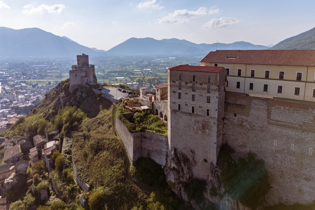 Ho visitato la provincia meno visitata d'Italia e ho trovato borghi sospesi, castelli e segreti
