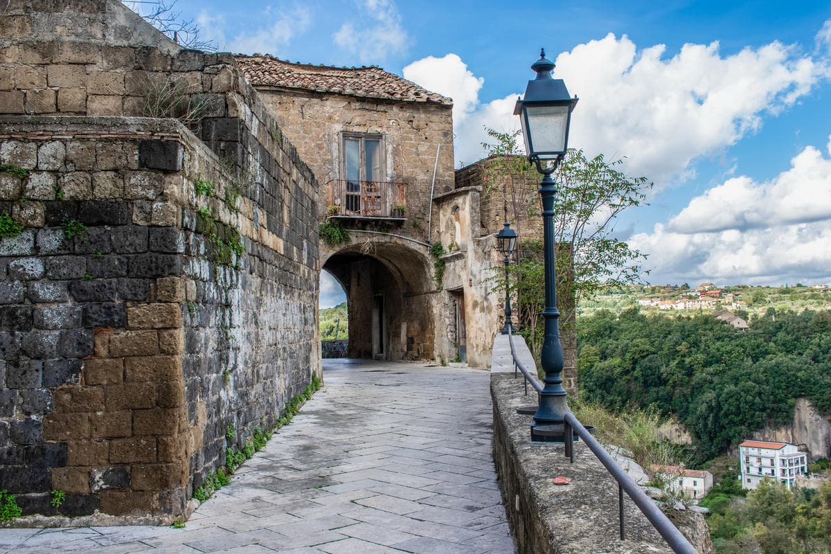 Ho visitato la provincia meno visitata d'Italia e ho trovato borghi sospesi, castelli e segreti
