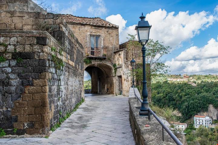 Ho visitato la provincia meno visitata d'Italia e ho trovato borghi sospesi, castelli e segreti