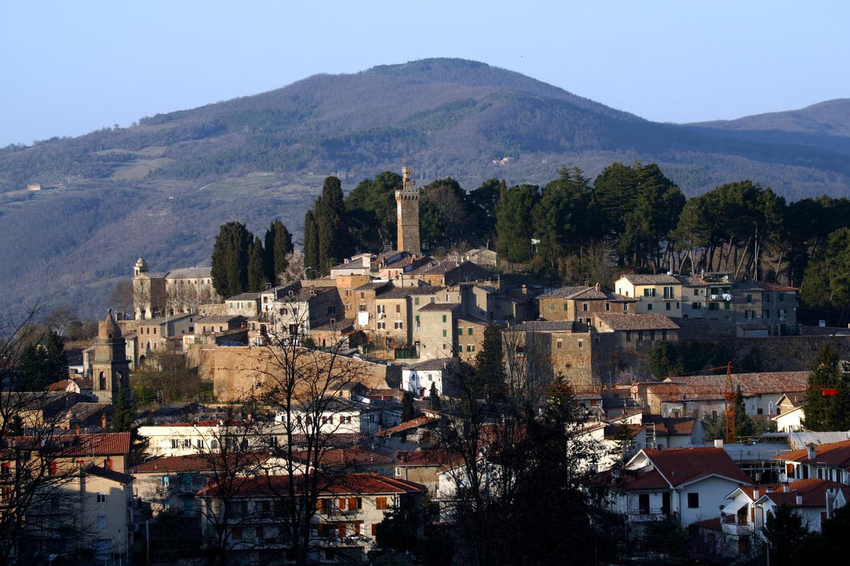 La Tuscia nasconde un borgo-castello dal giardino segreto: in autunno è una cartolina medievale