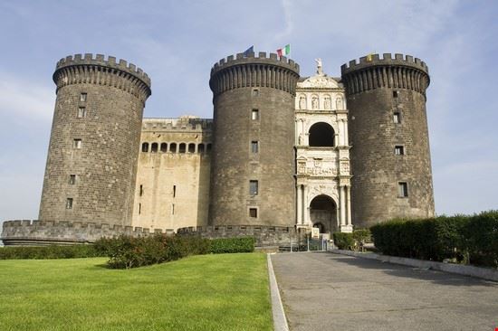 Maschio Angioino Fonte: Einherjar - ©Shutterstock Einherjar - ©Shutterstock Einherjar - ©Shutterstock