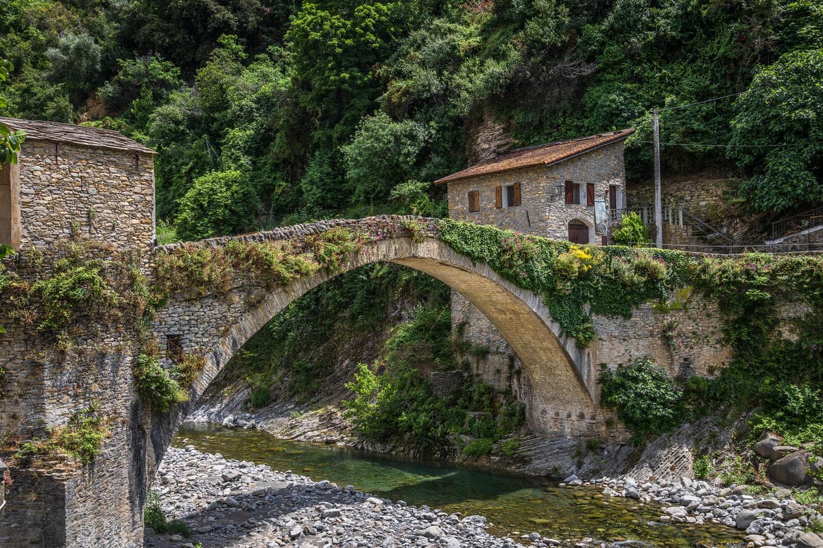 La piccola Salem italiana, il borgo delle streghe più misterioso d’Italia per un autunno da brivido