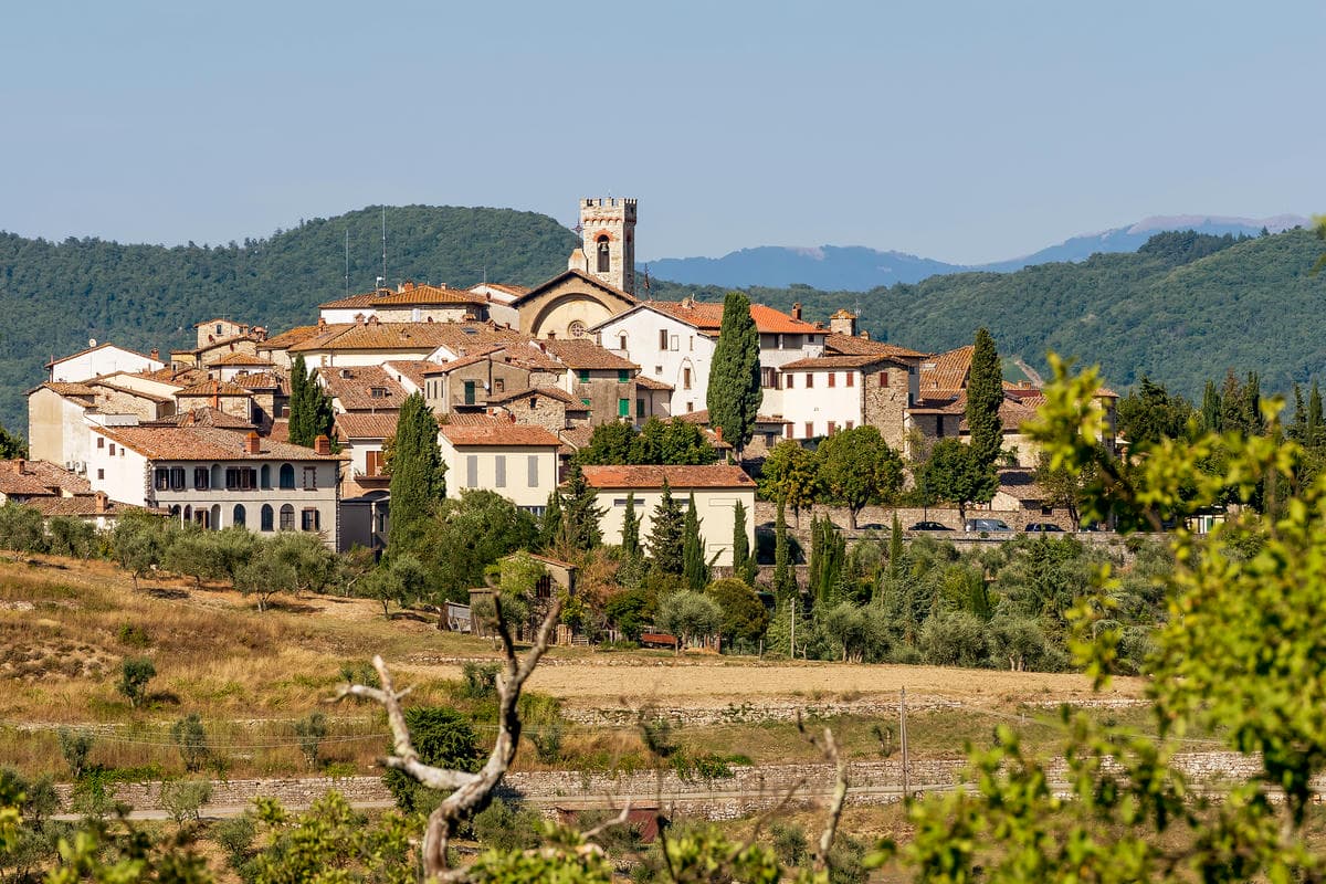 È lei la strada più bella della Toscana: lungo le sue curve puoi scoprire i 3 borghi del vino della regione