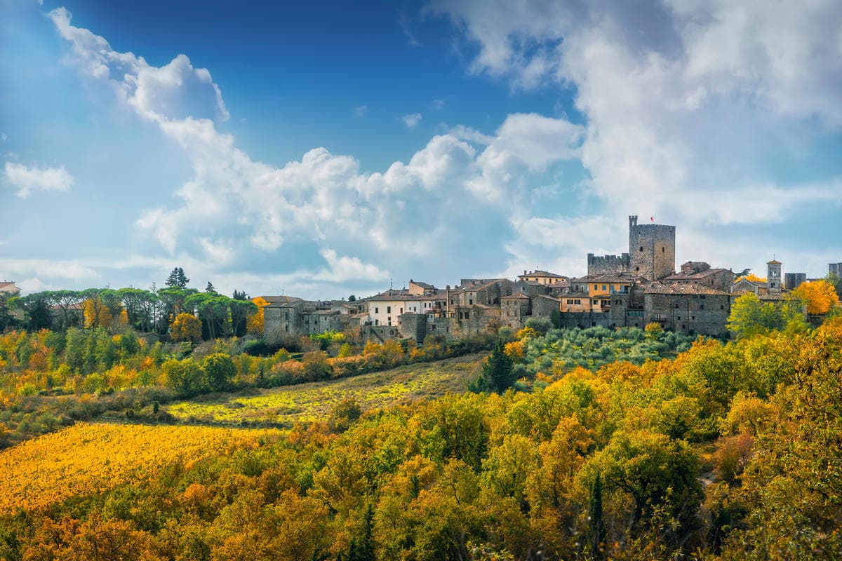 È lei la strada più bella della Toscana: lungo le sue curve puoi scoprire i 3 borghi del vino della regione