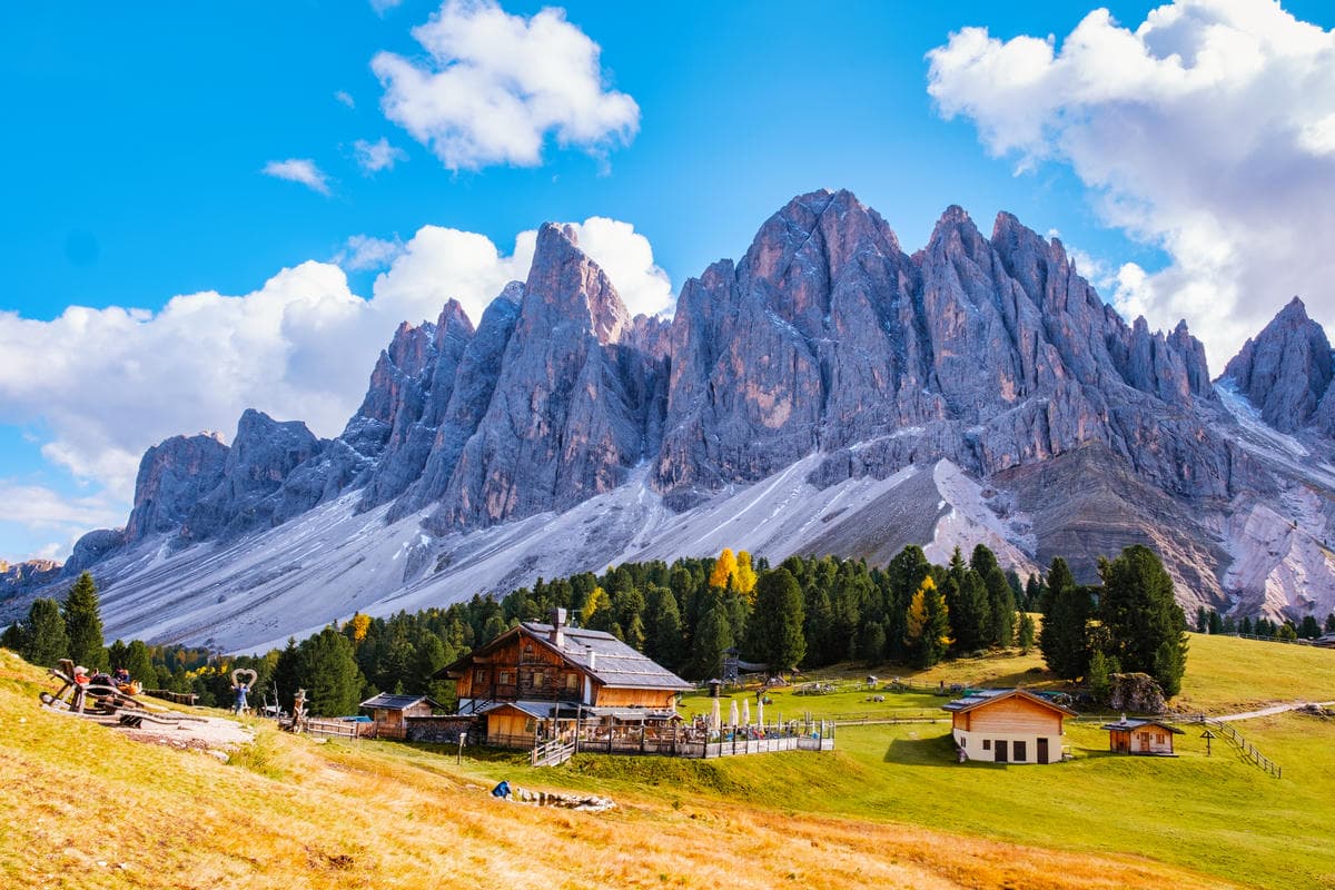 È il borgo arcobaleno dell'Alto Adige: tra le montagne innevate c'è un mondo di portici e sapori alpini