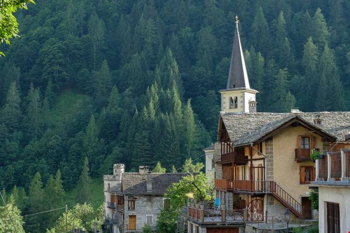 È la piccola oasi verde tra le Alpi del Piemonte: qui ci vivono appena 70 persone e la parola d'ordine è relax