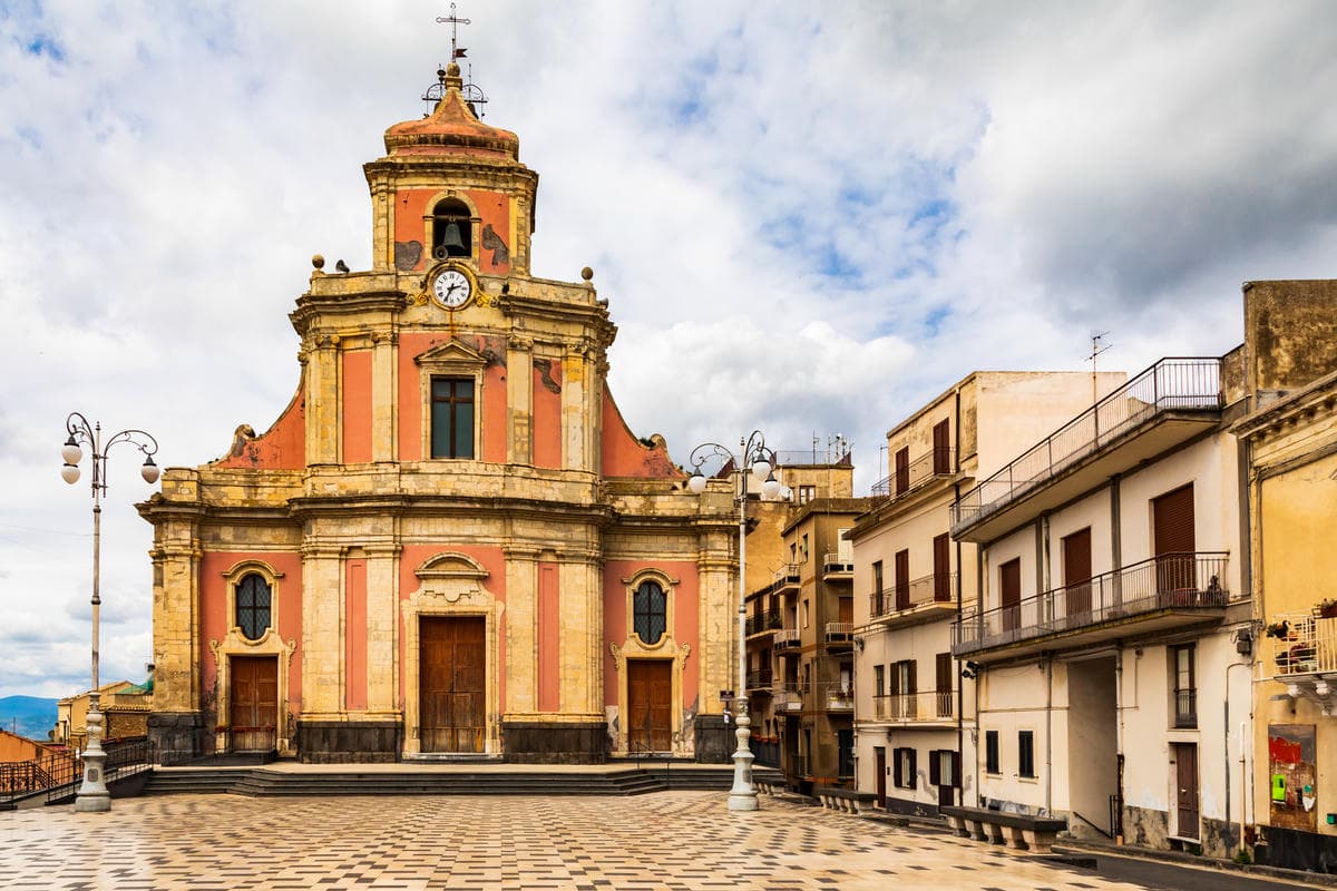 Per Garibaldi era il balcone della Sicilia, ma la vera particolarità di questo borgo la puoi vedere solo dall'alto