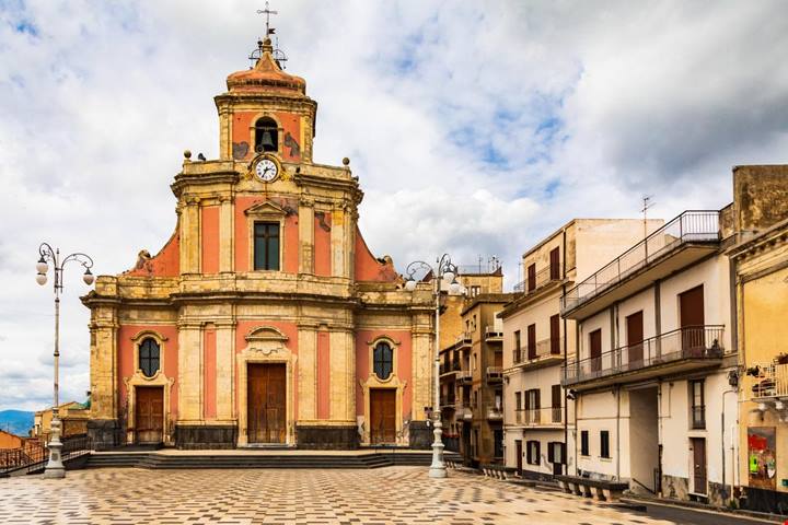 Per Garibaldi era il balcone della Sicilia, ma la vera particolarità di questo borgo la puoi vedere solo dall'alto