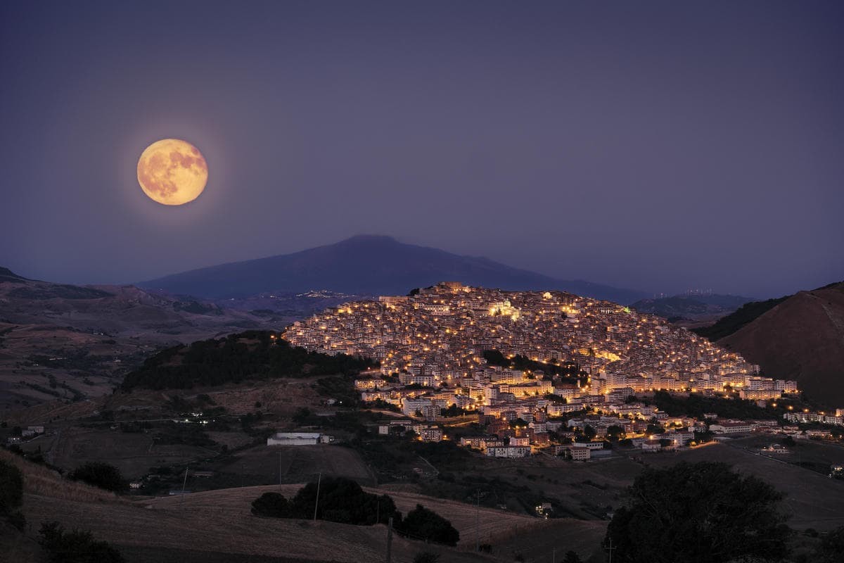È stata fondata quasi 500 anni prima di Roma: in Sicilia c'è una delle città più antiche (e belle) d'Italia