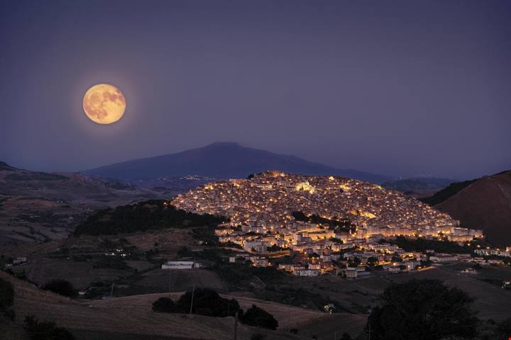 È stata fondata quasi 500 anni prima di Roma: in Sicilia c'è una delle città più antiche (e belle) d'Italia