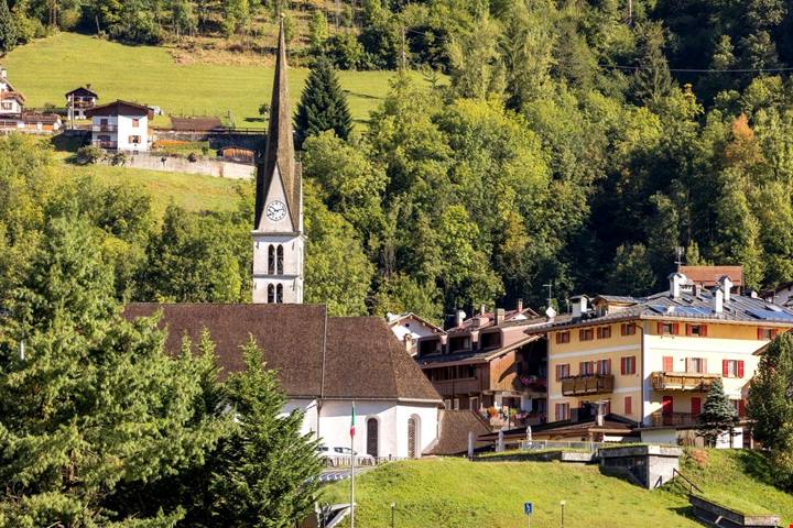 In mezzo alle Dolomiti ho scoperto un piccolo paese con un lago romanticissimo che mi ha lasciato a bocca aperta
