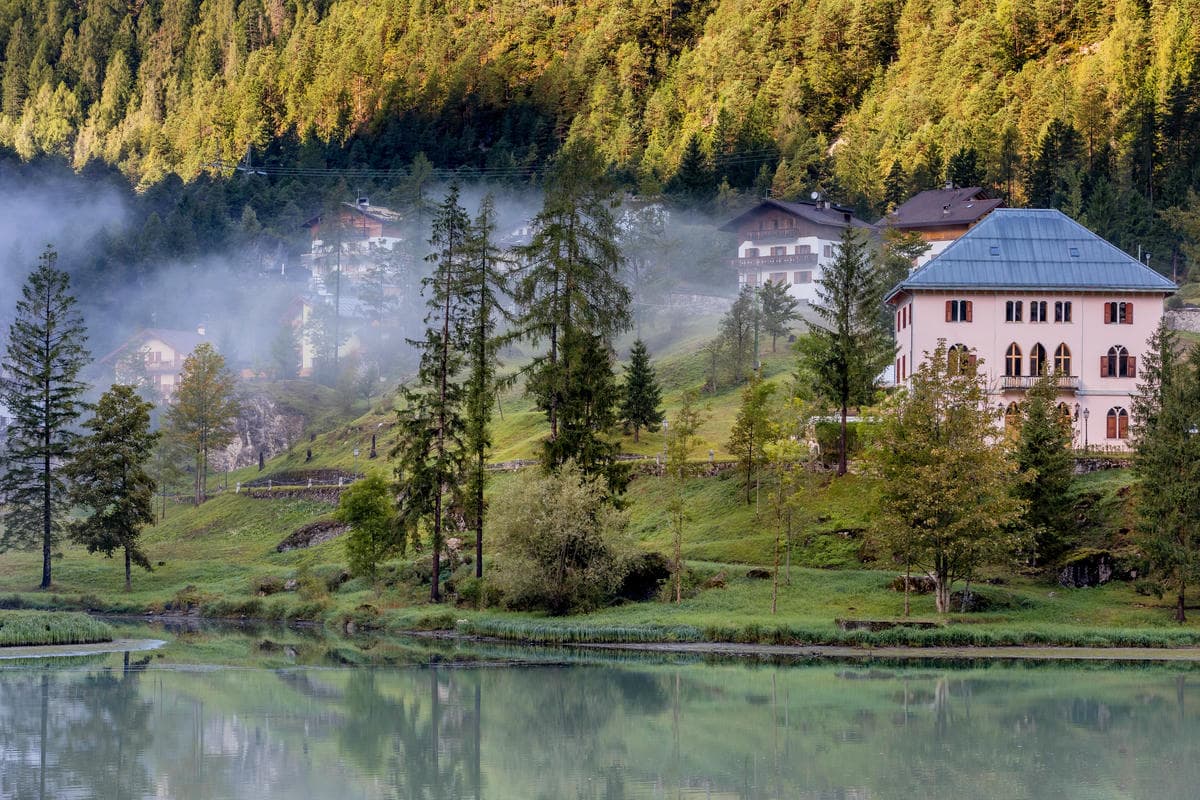 In mezzo alle Dolomiti ho scoperto un piccolo paese con un lago romanticissimo che mi ha lasciato a bocca aperta