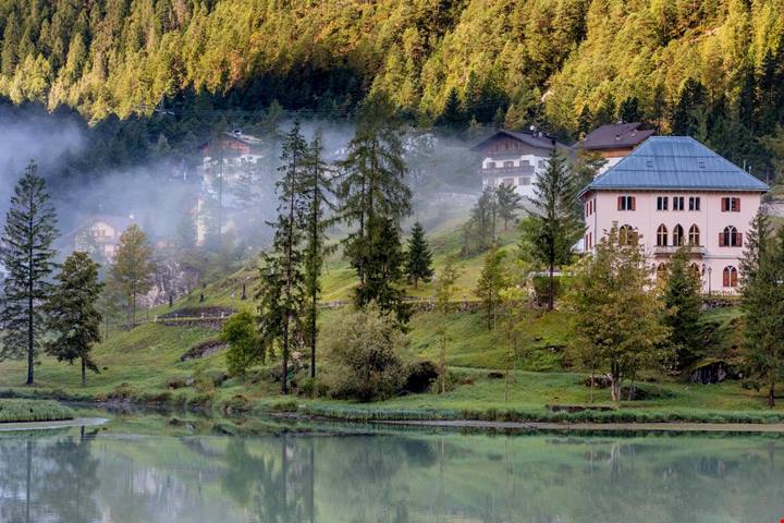 In mezzo alle Dolomiti ho scoperto un piccolo paese con un lago romanticissimo che mi ha lasciato a bocca aperta
