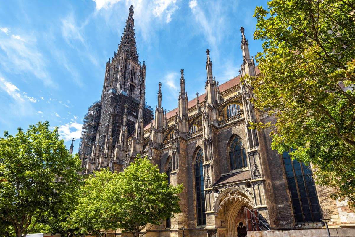 Con i suoi 161 metri è una delle più alte al mondo: questa chiesa da record richiama fedeli da ogni parte del mondo