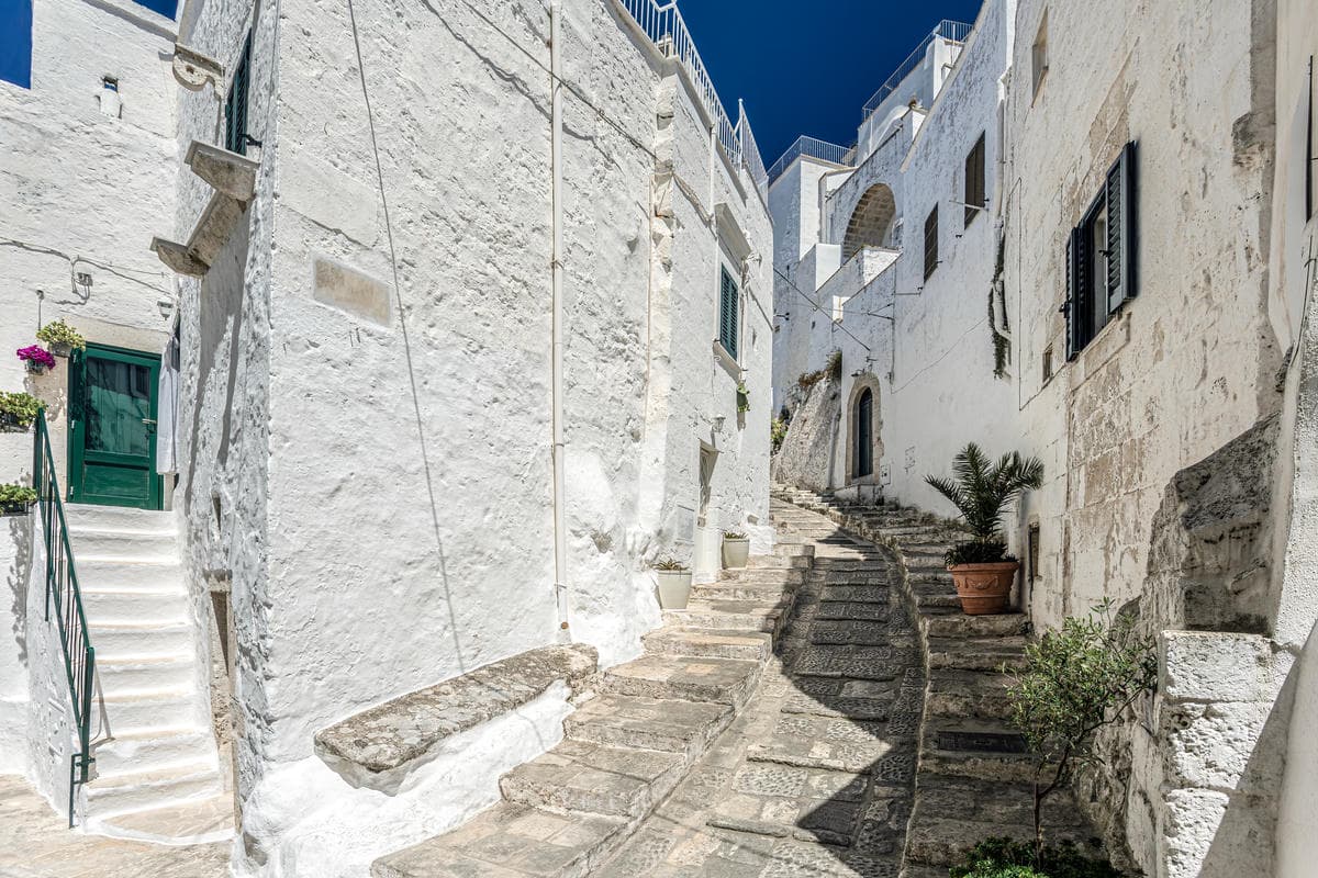 Da questa città bianca in mezzo alla Puglia puoi vedere tutta la regione dall'alto, e si mangia anche benissimo