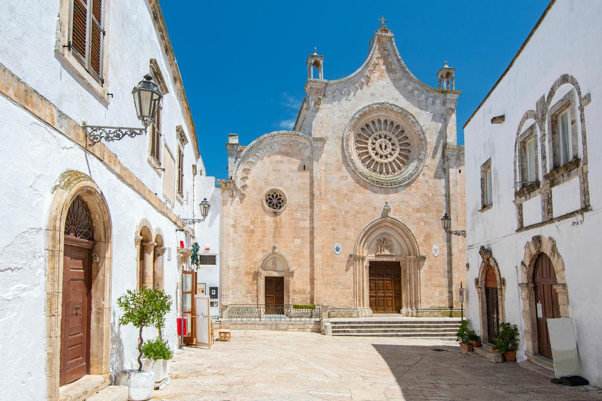 Da questa città bianca in mezzo alla Puglia puoi vedere tutta la regione dall'alto, e si mangia anche benissimo