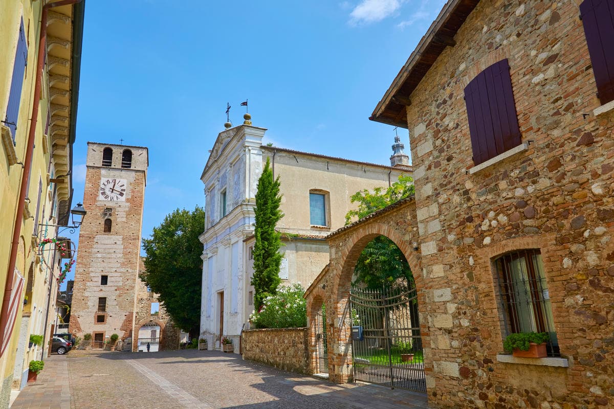 A meno di un'ora da Verona c'è il borgo più romantico d'Italia: qui ti aspetta persino un lago a forma di cuore