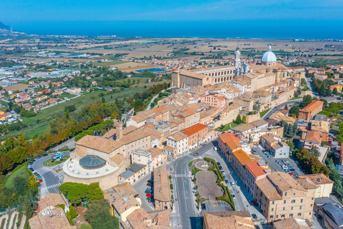 Tra le colline delle Marche c'è la capitale della fede italiana: questo santuario è un vero luogo di pace e meraviglia