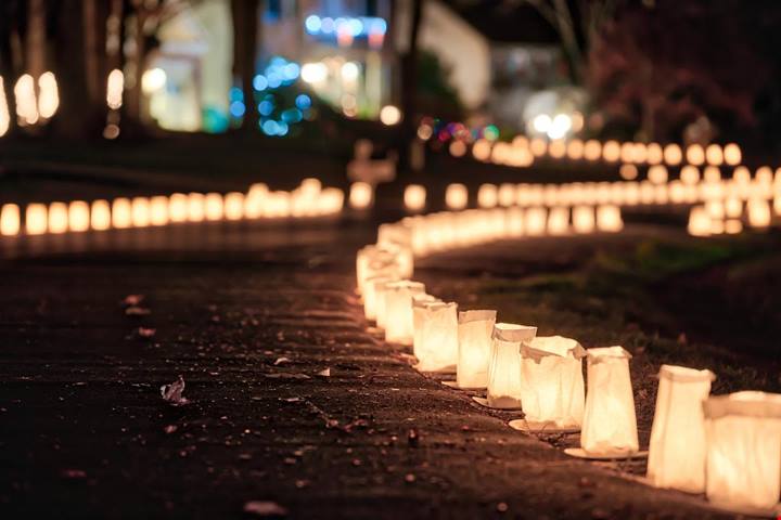 20 anni e non sentirli: in questo borgo delle Marche il Natale si festeggia... a lume di candela!