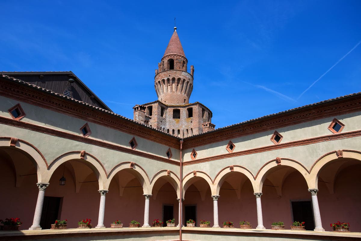 Il castello più bello dell'Emilia-Romagna dove camminare tra storia e panorami mozzafiato