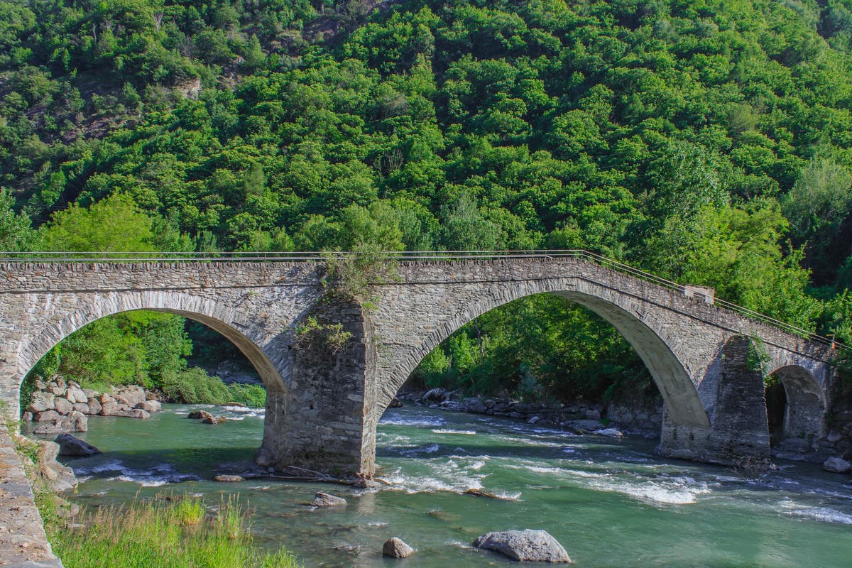 Celebre per il suo lardo, questo piccolo borgo di montagna è anche una bellissima meta per il weekend