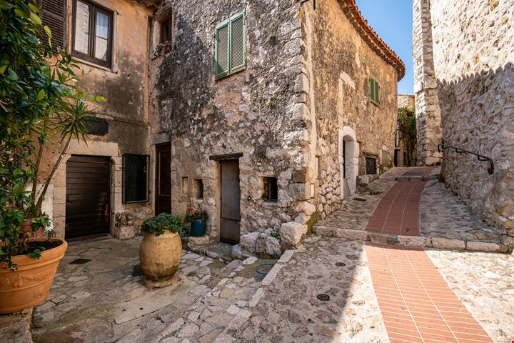 A mezz’ora dall’Italia c’è la “città dei fiori”: un balcone di meraviglia sulla Costa Azzurra