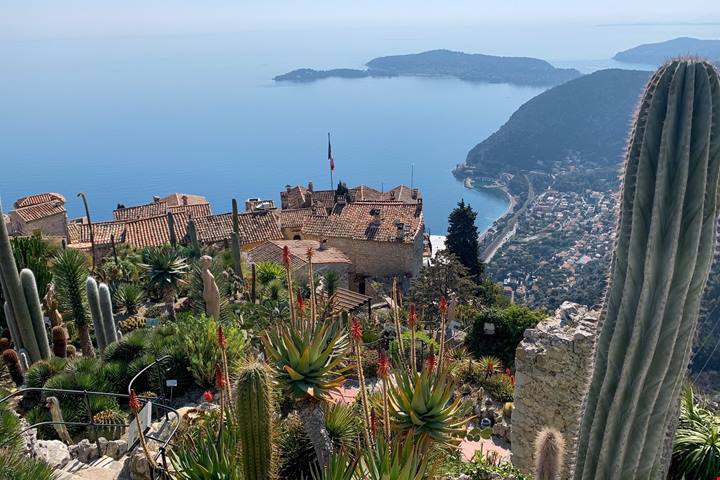 A mezz’ora dall’Italia c’è la “città dei fiori”: un balcone di meraviglia sulla Costa Azzurra