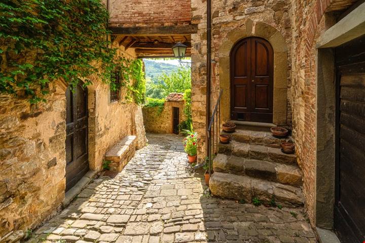 La bomboniera del Chianti: tra vigneti e case in pietra c'è un incantevole borgo da scoprire in Toscana a novembre