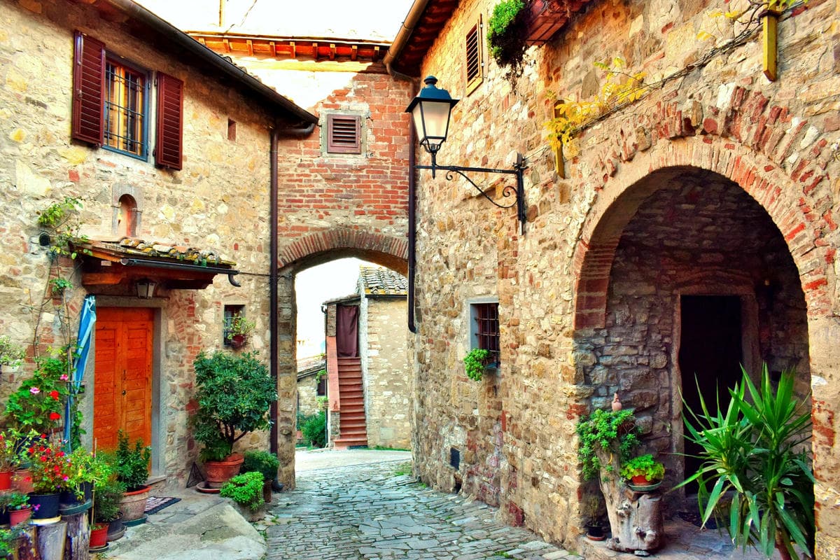 La bomboniera del Chianti: tra vigneti e case in pietra c'è un incantevole borgo da scoprire in Toscana a novembre